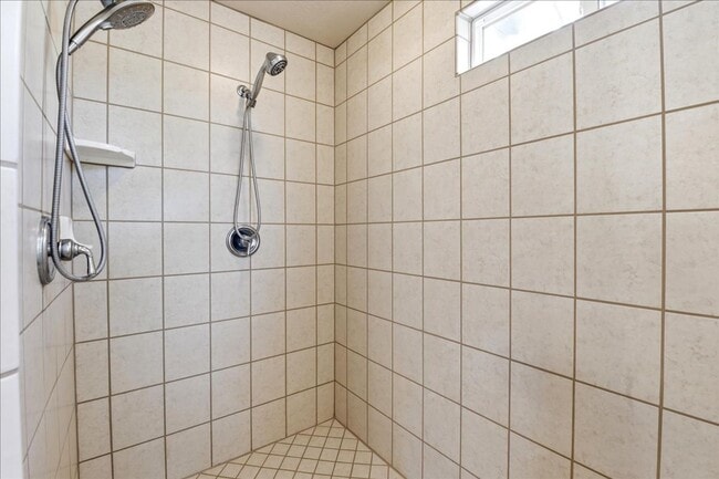 Building Photo - Luxury Living in Southeast Boise, 3-Car Garage, Hot Tub & Flexible Bonus Loft & Private/Secure Wo...