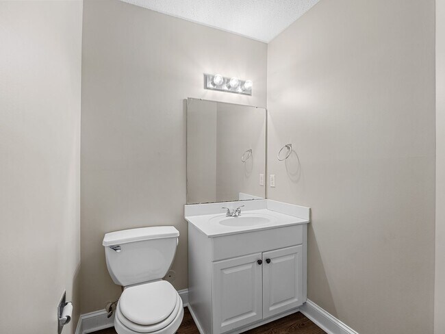 Building Photo - Freshly Renovated 2 BR, 2.5 BA Townhome Ce...