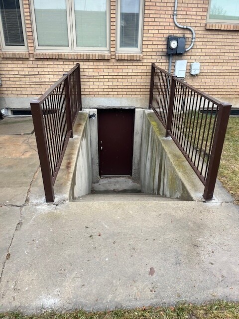 Mother in law apartment Entrance - 2112 W Bowling Ave