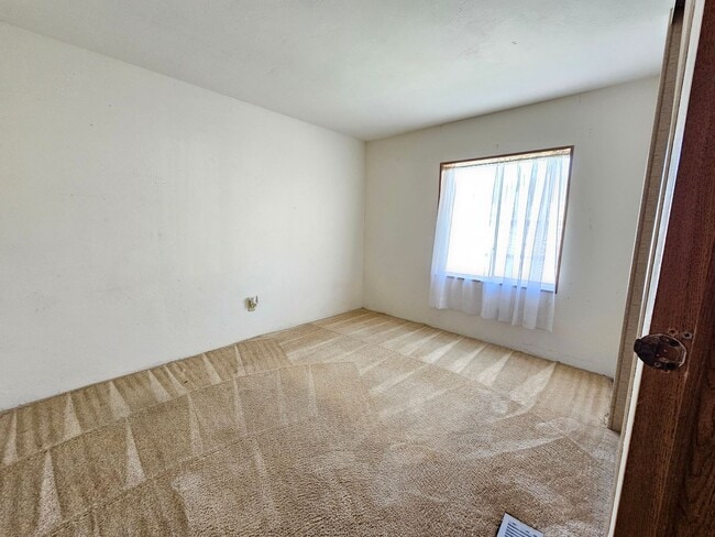 Building Photo - 13973applelane.is4lease.com