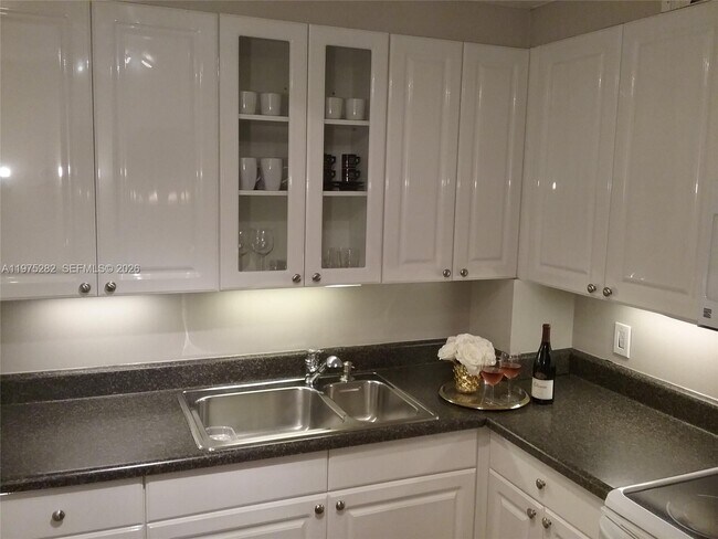 Building Photo - 401 Golden Isles Dr