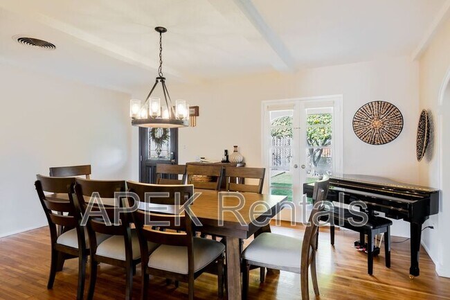 Building Photo - 477 E Vía Colusa