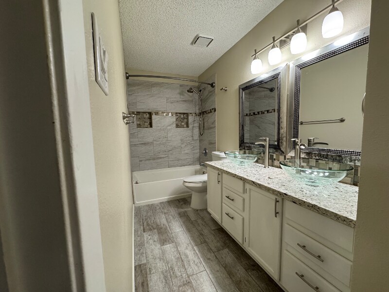 Building Photo - 15719 Persimmon Hill Dr