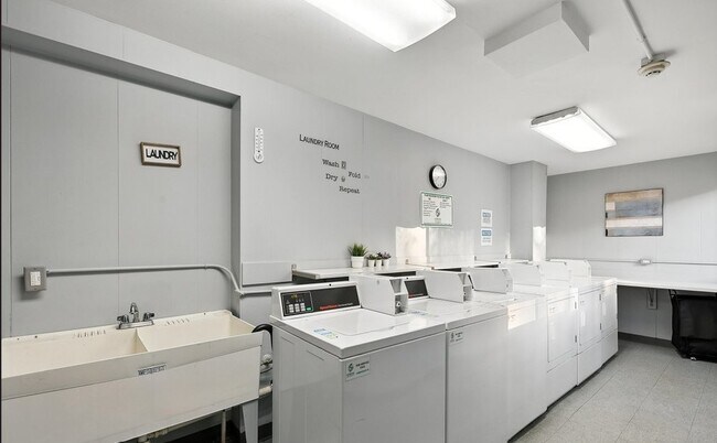 Building Photo - 2600 Brookwood Way Dr