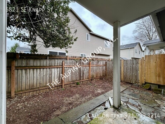 Building Photo - 5821 SE Knapp St