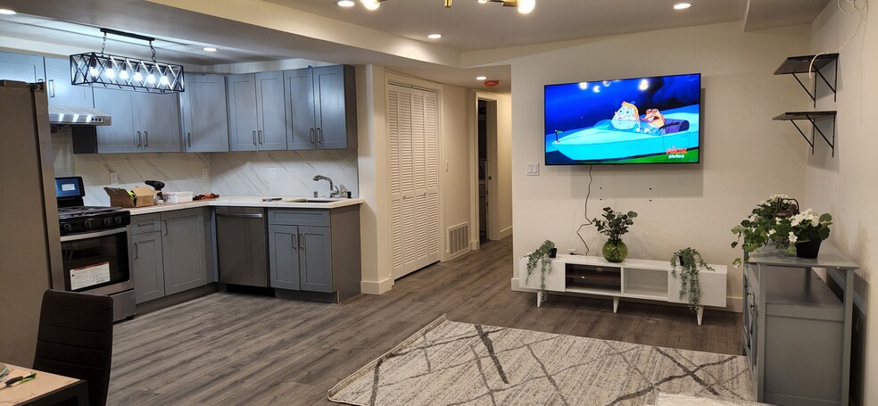 Spacious kitchen with luxury Quarz countertop - 2160 22nd Ave