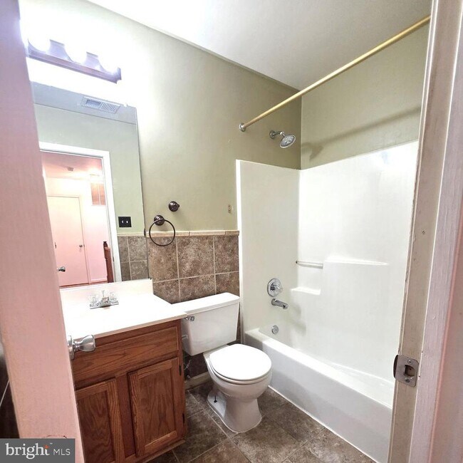 Building Photo - 940 Newington Ct
