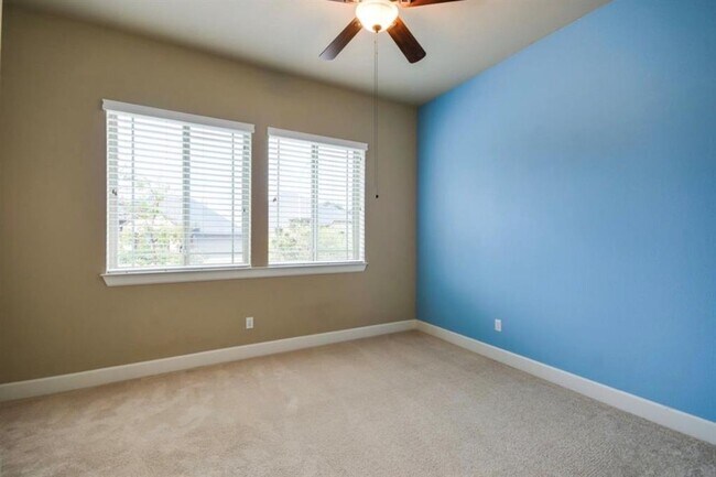 Building Photo - 213 Simmons Dr
