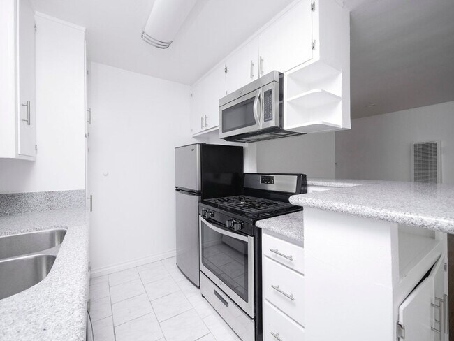 Interior Photo - 1215 Granville Ave