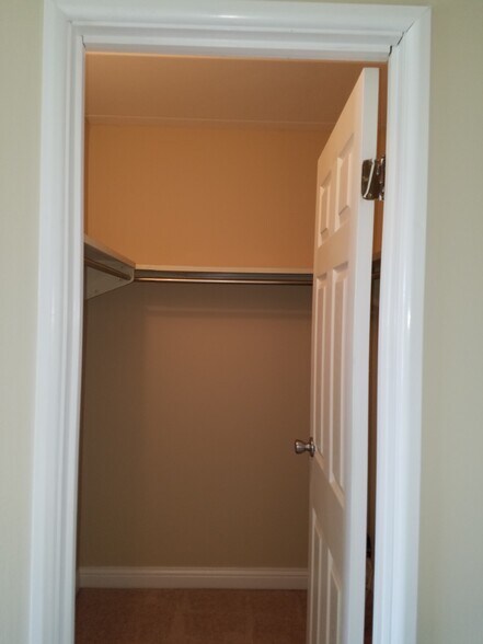 Building Photo - 580 Lawrence Ave