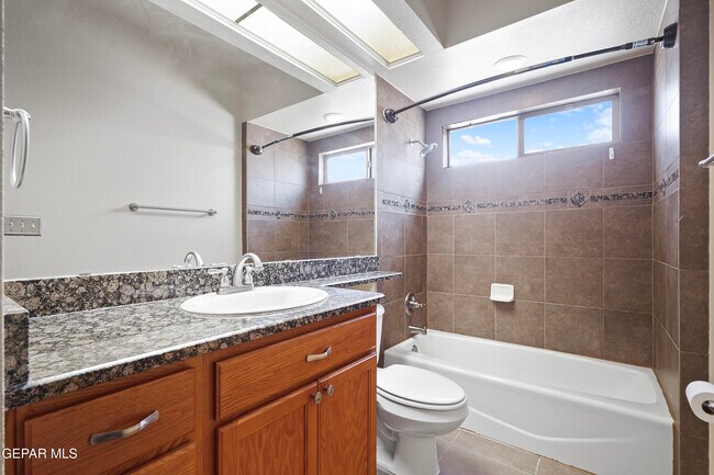 Building Photo - 5729 Valley Oak Dr