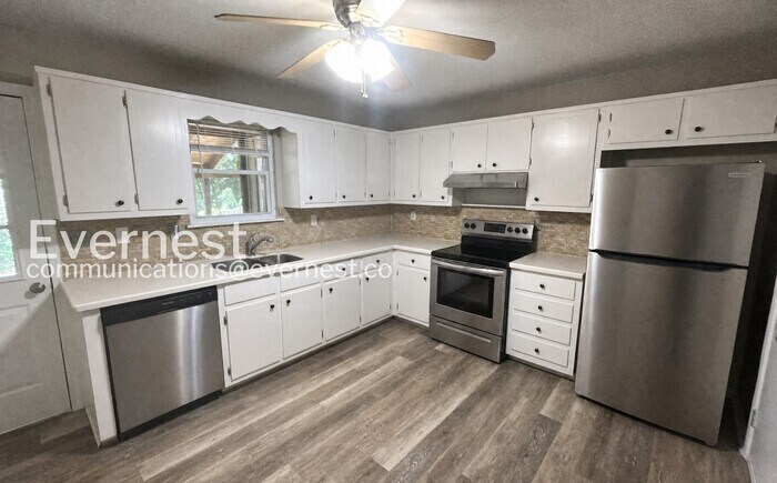 Building Photo - 2445 Hampstead Dr