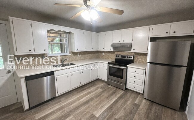 Building Photo - 2 Bed/1.5 Bath Townhome with Fenced Yard / Pet-Friendly / Available Now!