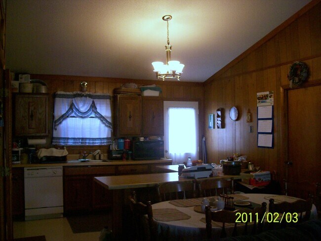 Building Photo - 4 bedroom 2 bath Home Available for Year R...