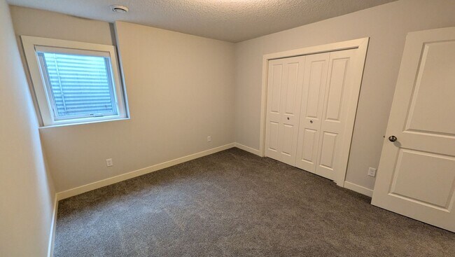 Building Photo - Amazing updated Chaska 4 bedroom home!