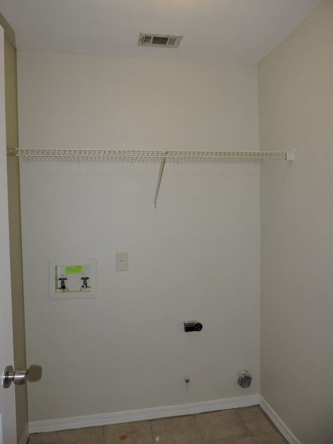 Building Photo - Convenient to NAS & Corry!