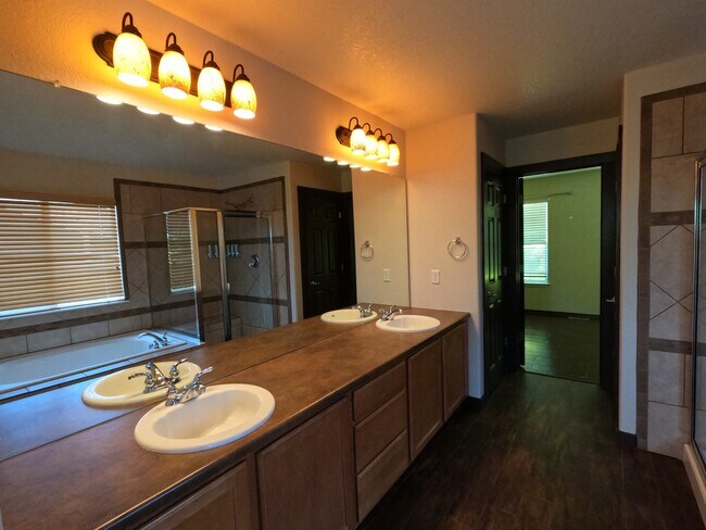 Building Photo - 2215 Harvest St