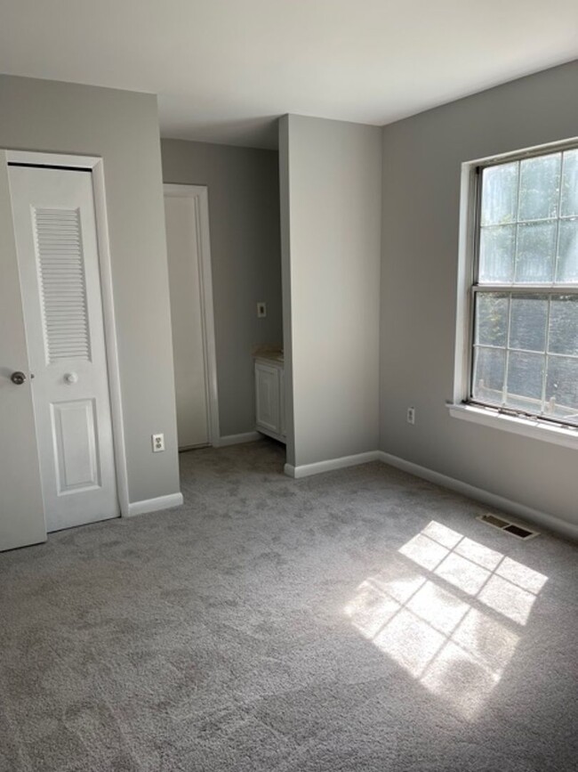 Building Photo - 5649 Smallwood Ct