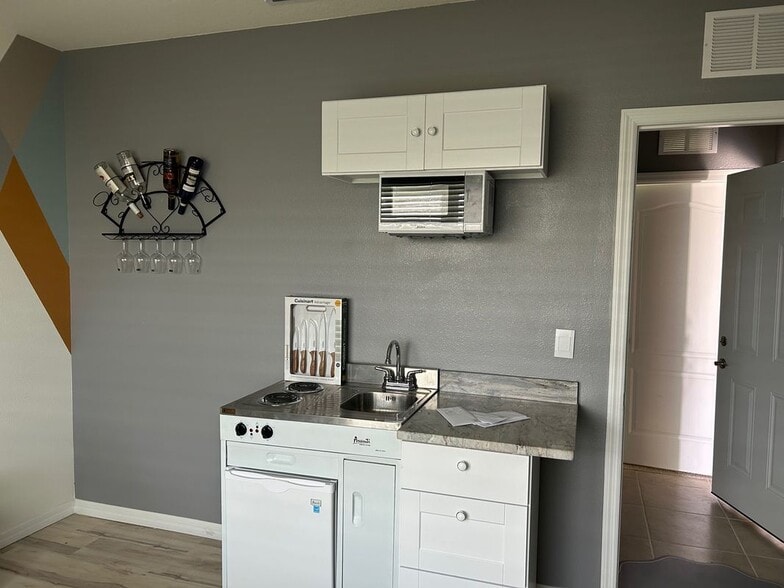 Building Photo - 845 Ambleside Dr