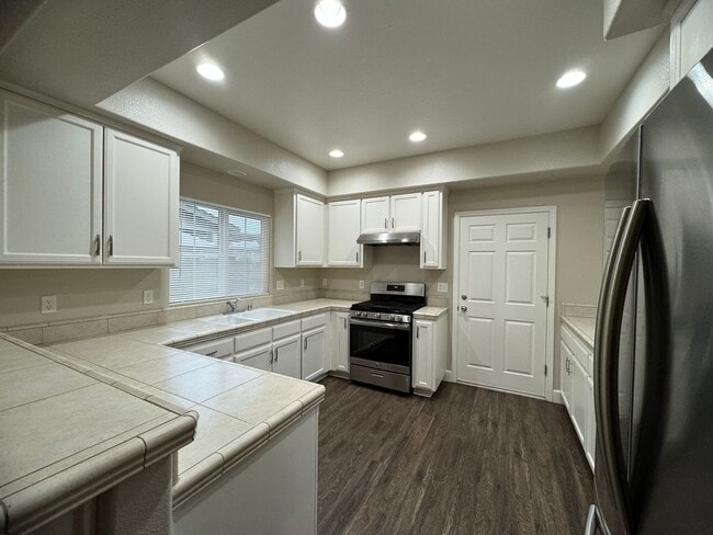 Building Photo - Available NOW - Stunning 3 Bed, 3 Bath Home in North Chico