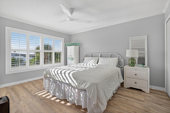 Building Photo - 390 NE Edgewater Dr