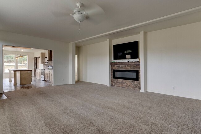 Building Photo - 3 Bed 2 Bath Pet Friendly Home