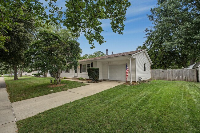 Building Photo - 2412 Southwood Dr