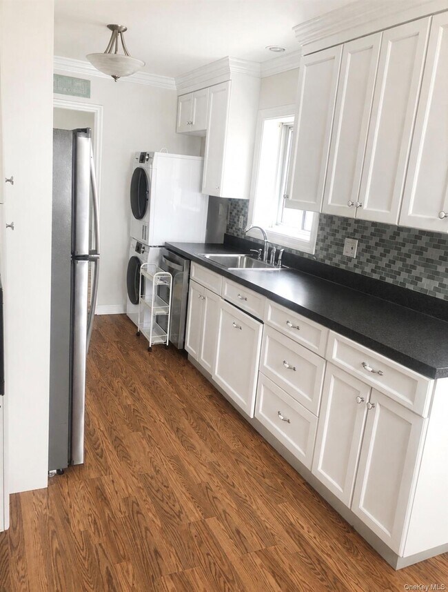 Building Photo - 274 W 236th St