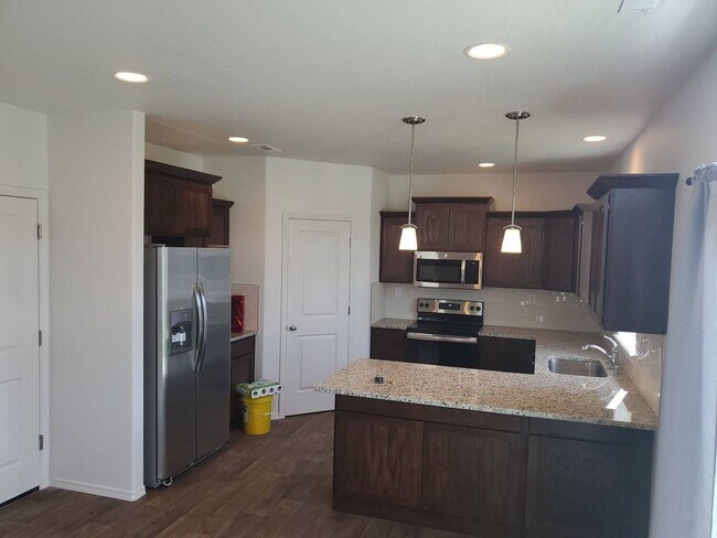 Building Photo - 4 bed 2.5 bath home in Mae Valley area of Moses Lake