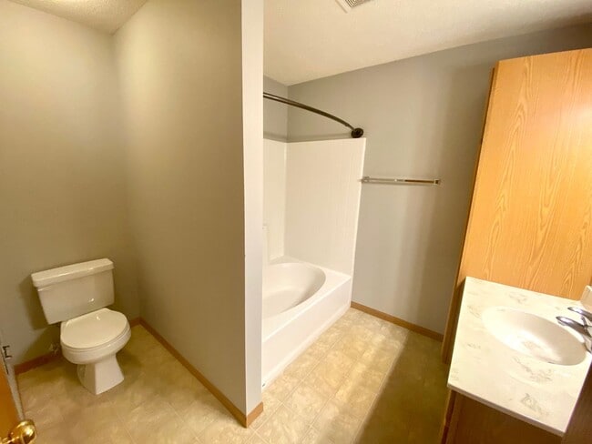 Building Photo - 3 bed, 2 bath Twinhome