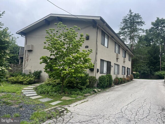 Building Photo - 454 Old Lancaster Rd