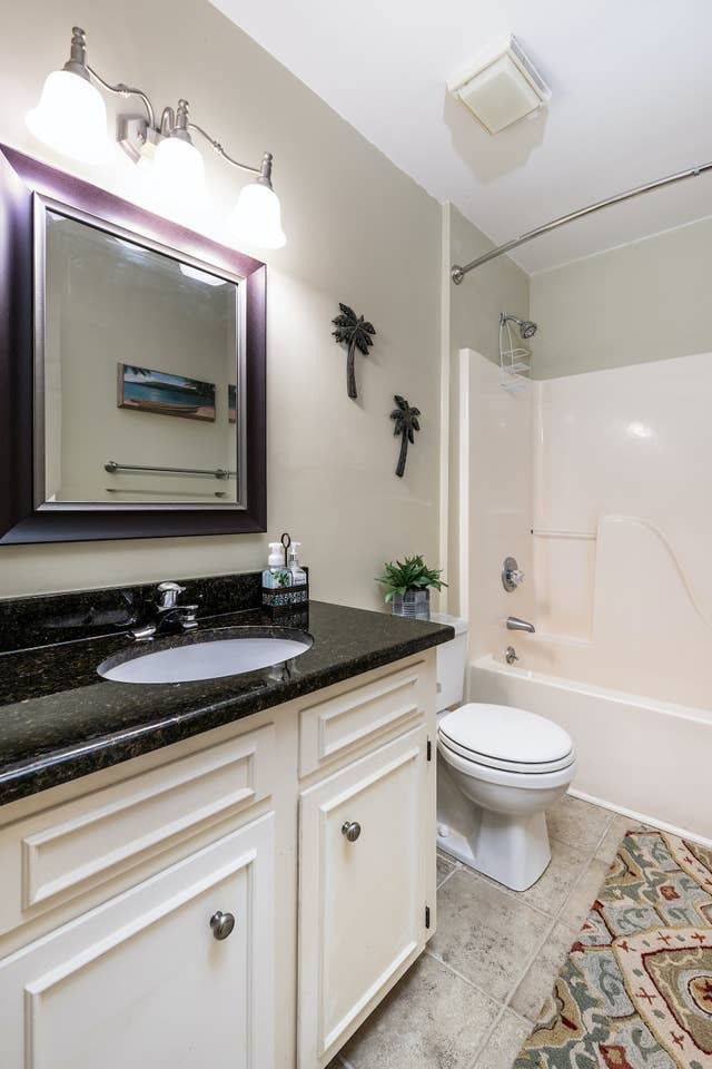 Shared hallway bath - 798 Harbor Pl Dr