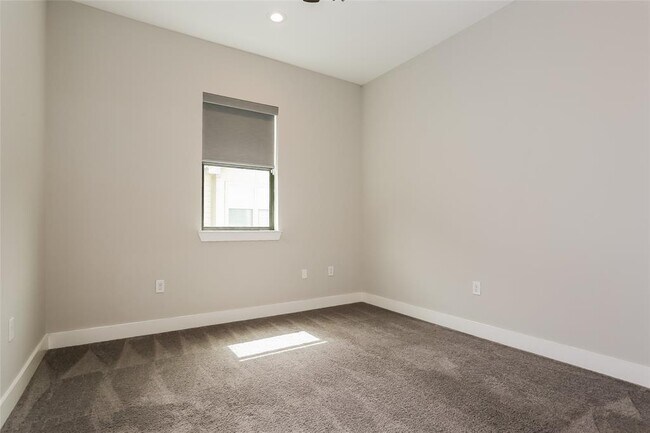 Building Photo - 606 W 28th St
