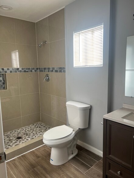 Primary bath - 1115 E Whitton Ave