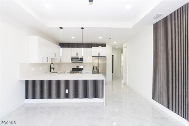 Building Photo - 847 Duplex St E