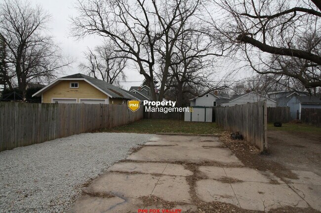Building Photo - Character Home Oshkosh