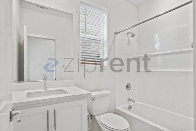 Building Photo - Unit
