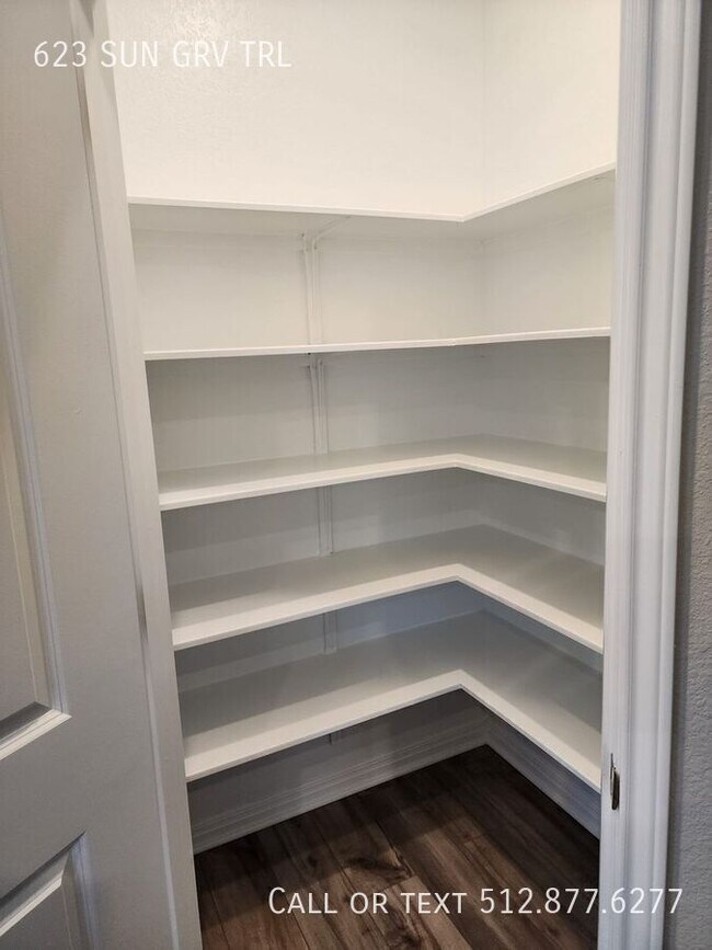 Building Photo - 623 Sun Grv Trl