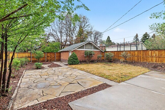 Building Photo - Available NOW! 3 Bedroom 2 Bath Beautiful Home in Denver!
