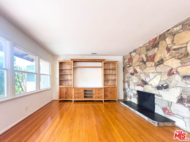Building Photo - 626 Irving Dr