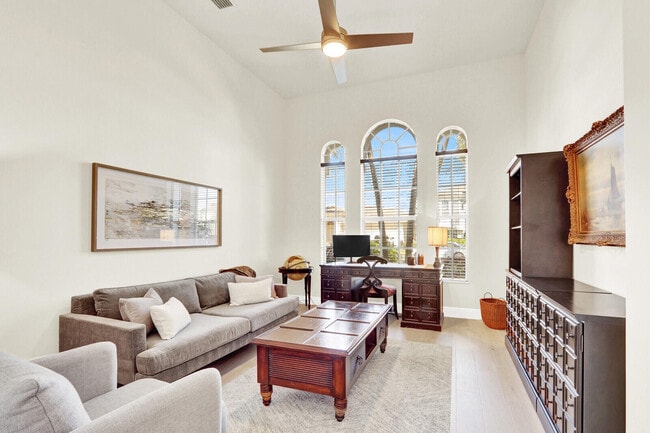 Building Photo - 528 Les Jardin Dr