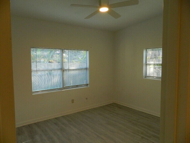 Building Photo - 944 Kensington Dr