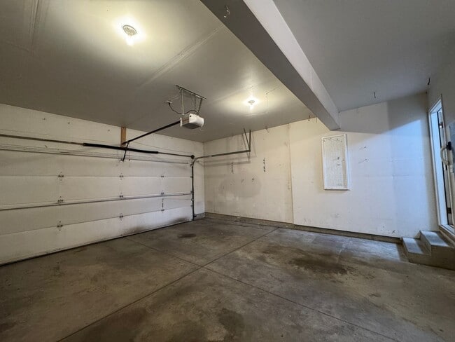 Building Photo - Spacious home in English Ranch