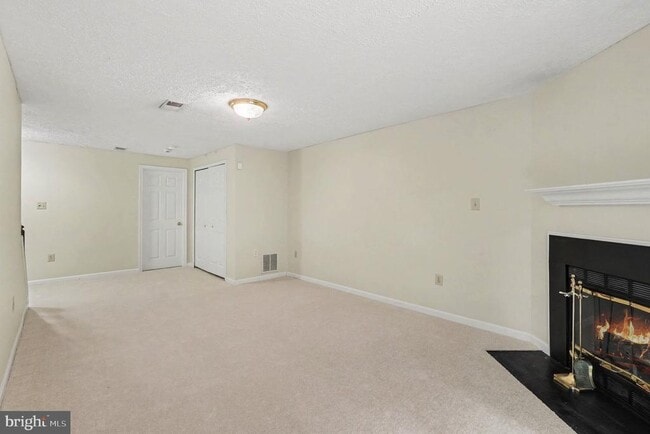 Building Photo - 15067 Maple Glen Ct