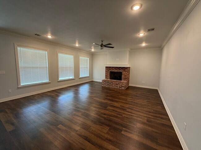 Building Photo - Beautiful craftsman home in highly desirable neighborhood