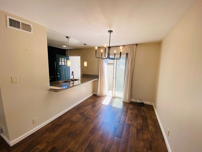 Building Photo - 1104 Roundtree Ct