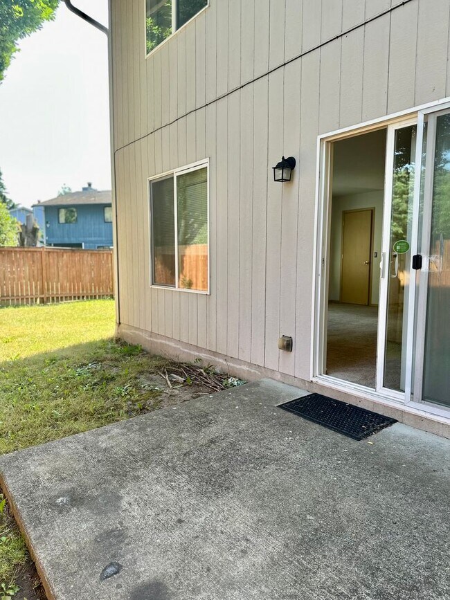 Building Photo - 3bed/2.5 bath home available NOW! Pet frie...
