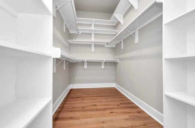 Building Photo - 410 E 41st St
