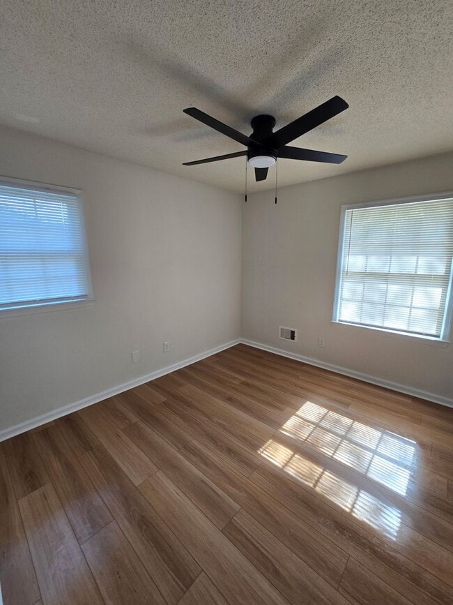 Building Photo - Renovated Home 3 bedroom 1.5 bath with new privacy wooden fence