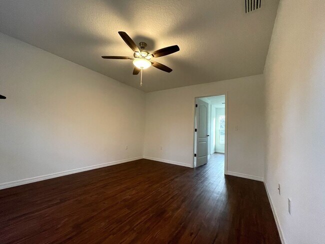 Building Photo - 3 bedroom, 2 bath, 2 car garage home on a ...